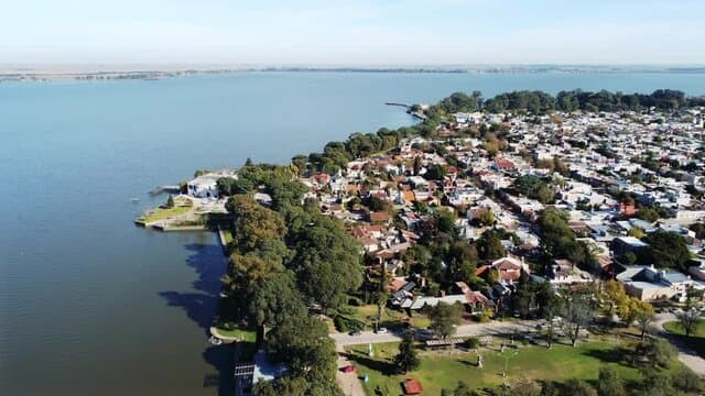 CIudad y laguna